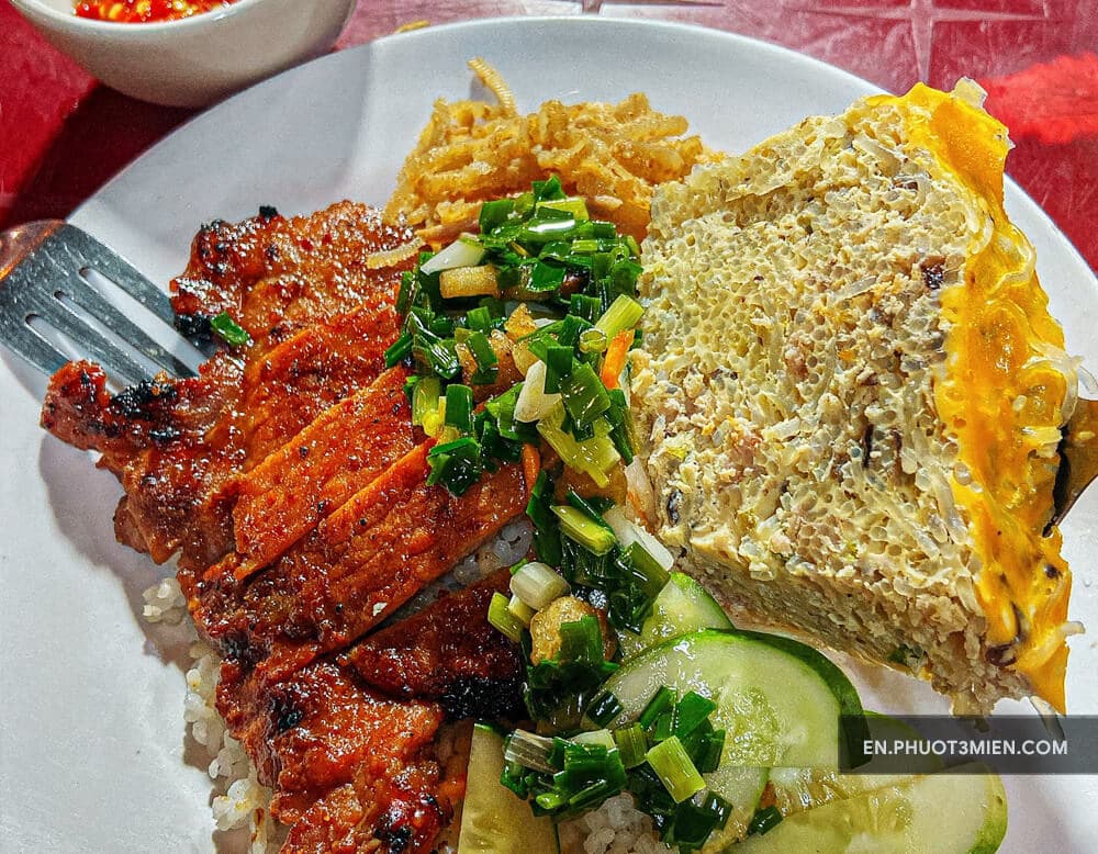 Vietnamese cuisine - Broken rice with grilled pork